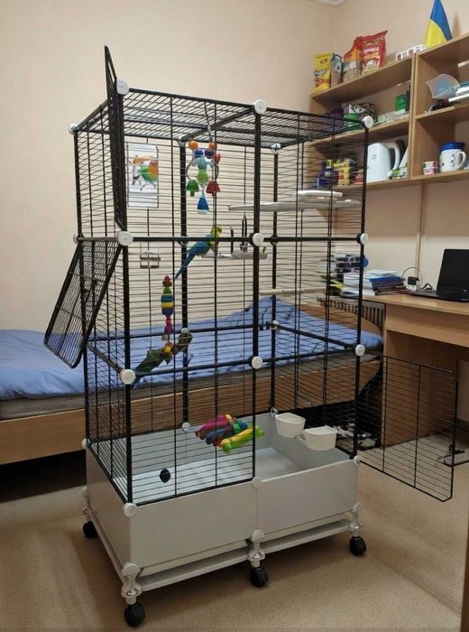 Велика клітка для птахів на колесах з іграшками 73х37х139