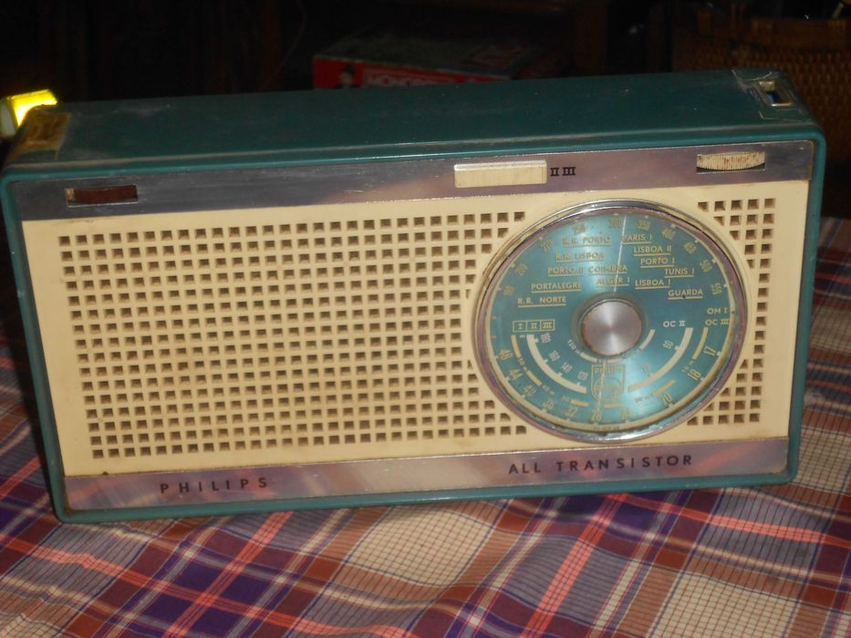 Radio antigo vintage a pilhas Philips