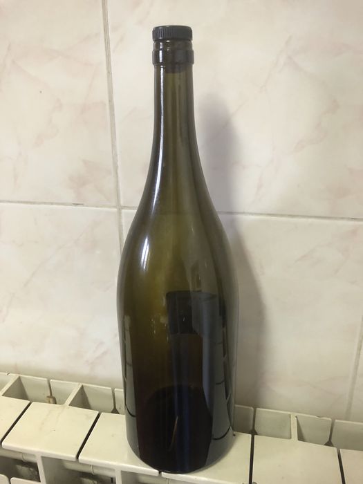 Garrafas vazias de gin e outras