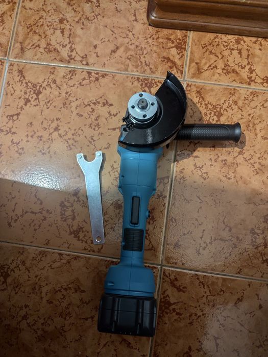 Rebarbadora a bateria  nova