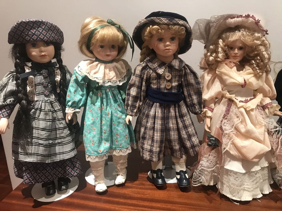 Coleção 8 Bonecas Porcelana c/suporte