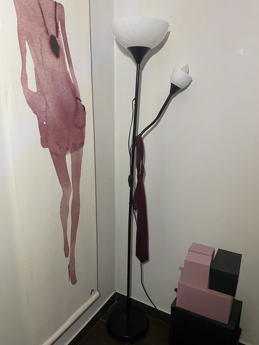 Candeeiro e painel rosa