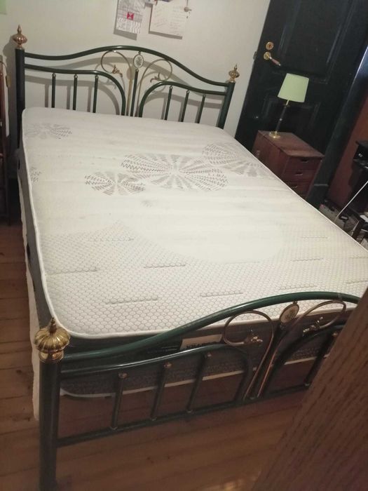 Cama de Ferro com Estrado e Colchão (1,90 x 1,40)