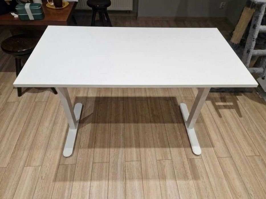Stabilne, białe biurko 60x120