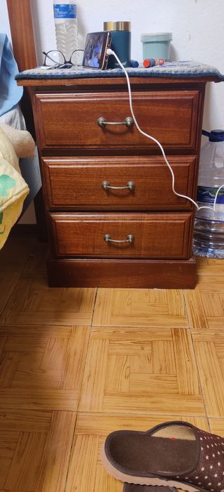 Cama de solteiro + mesas de cabeceira