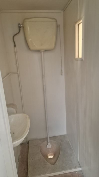 Contentor reboque atrelado cosinha e WC