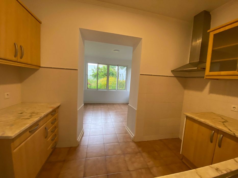 R.Laureano, T4, com jardim e garagem