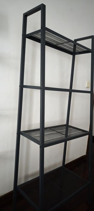 Estante em metal