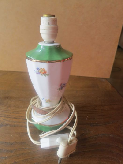 Pé de candeeiro de mesa e porcelana