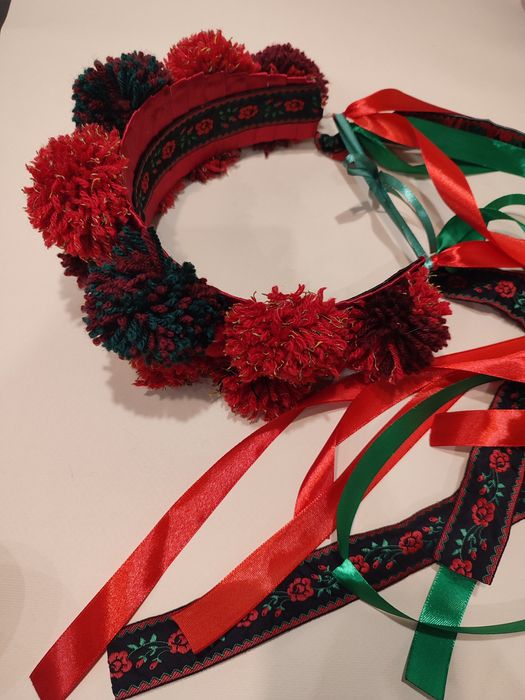 Великий вінок ручної роботи з помпонами, червоний ободок в етно стилі