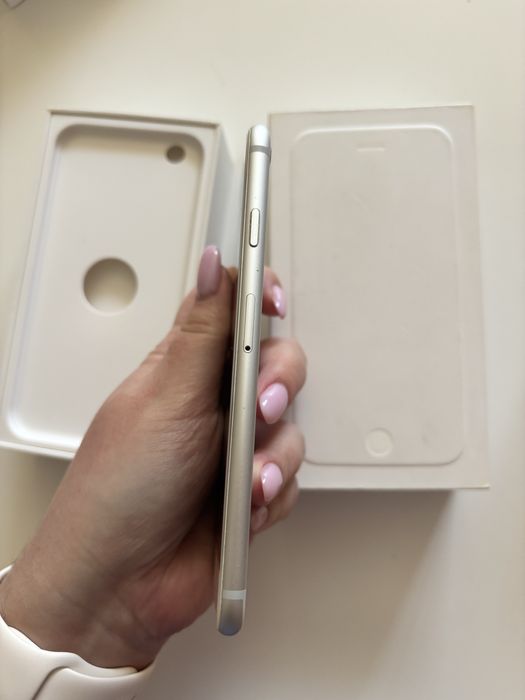 Apple iPhone 6 Silver 16GB Neverlock (оригінальна коробка + оригінальний блок живлення теж входить в комплект). Робочий Touch Id