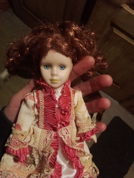 Фарфоровая кукла