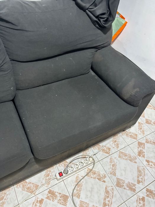 Sofá preto usado mas em bom estado