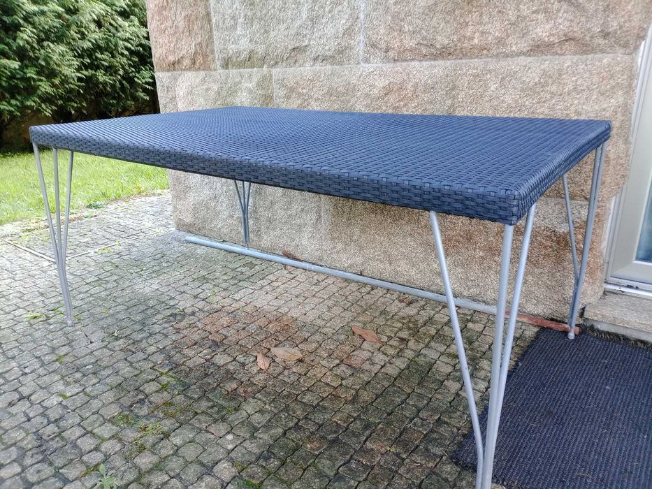Mesa em Rattan preta retangular