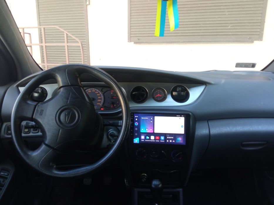 Автомобиль Дайхатсу.  Малолитражка. 2000 год выпуска