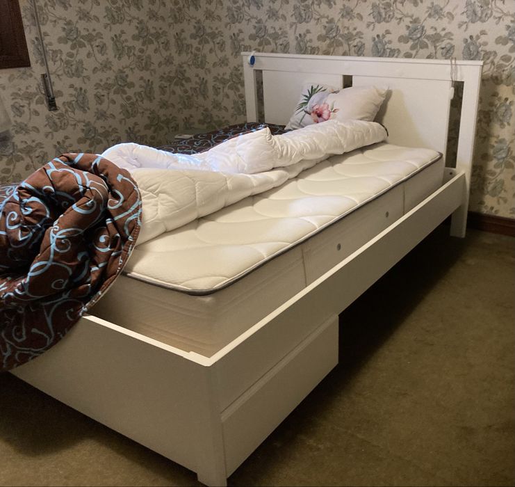 Cama casal Ikea com gavetas