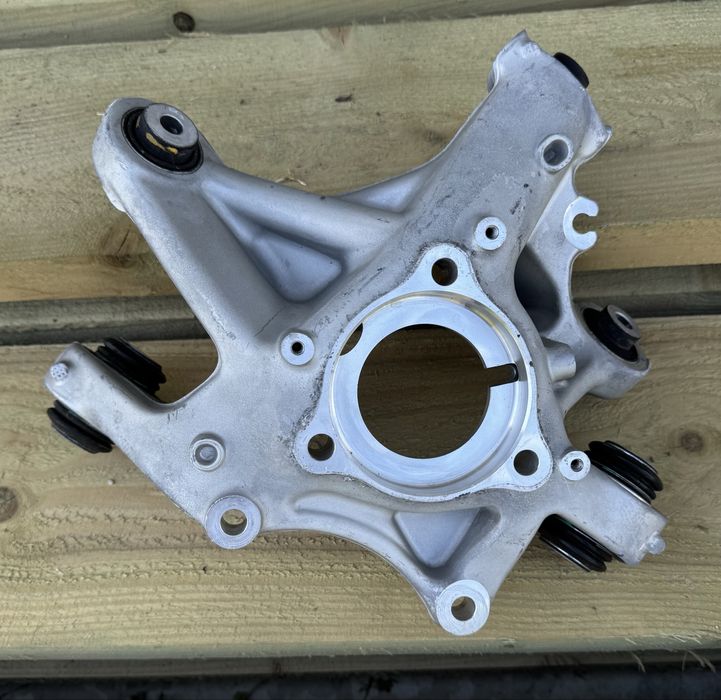 Tesla Model 3 кулак задній лівий