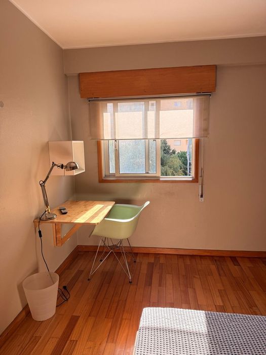 Alugo quarto, espaçoso a estudante