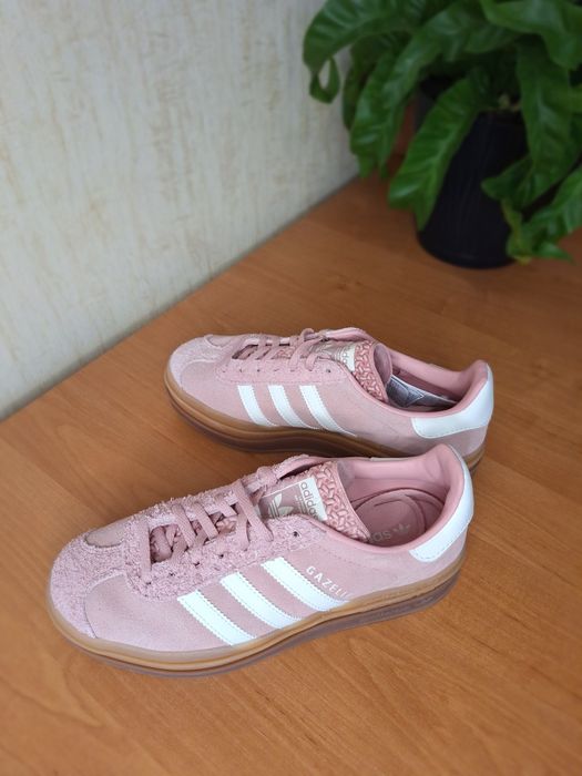 Жіночі кросівки адідас