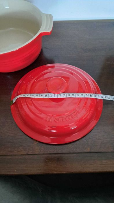 Le Creuset – ceramiczne naczynie z pokrywką 24 cm, czerwone