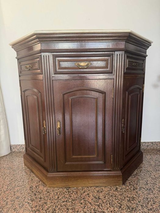 Conjunto de 1 espelho e 3 aparadores com a parte superior em mármore