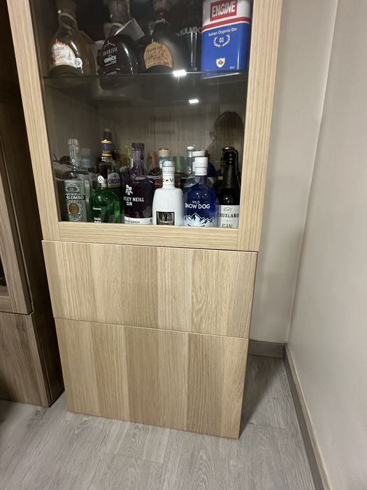 Movel IKEA com portas de vidro
