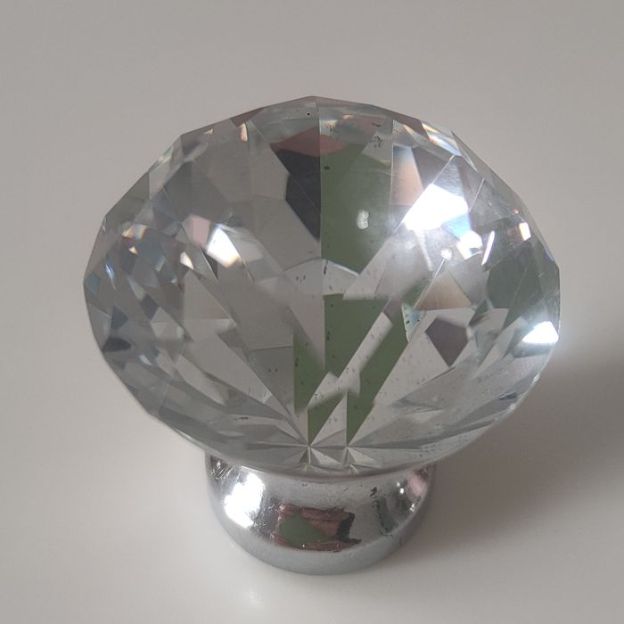 Elegancki uchwyt do mebli – kryształowy, nowoczesny design
