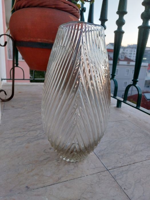 Jarra trabalhada, decorativa ou  para flores. Nova.