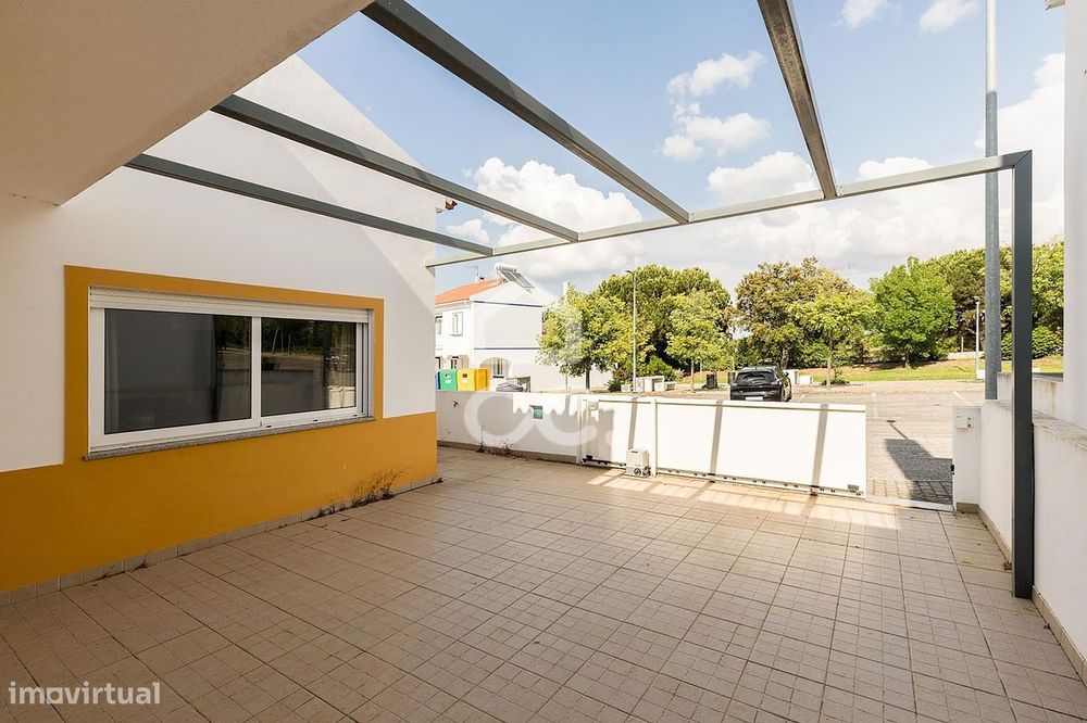 Moradia T3 c/ Quintal, Terraço e Garagem no Loteamento Quinta das Sesm