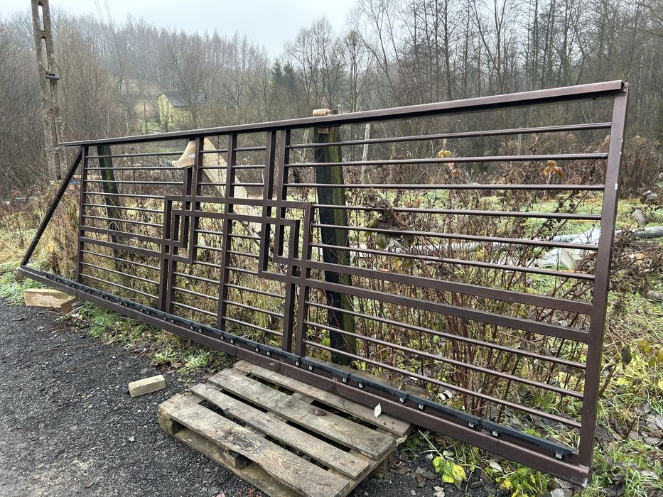 Brama przesuwna otwiera się w lewo patrzac od domu