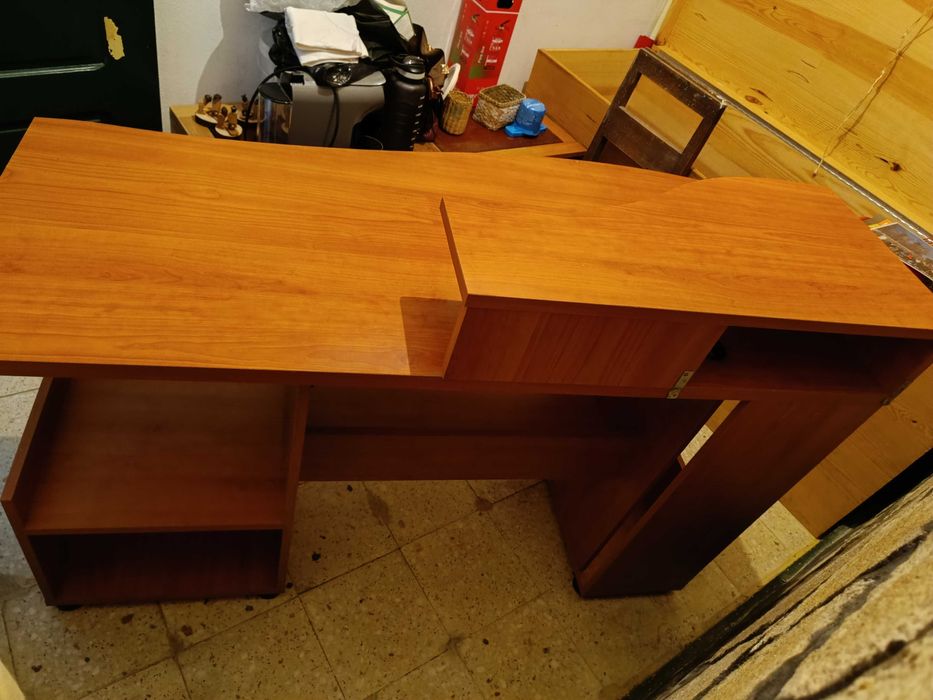 Secretária; Mesa para estudo