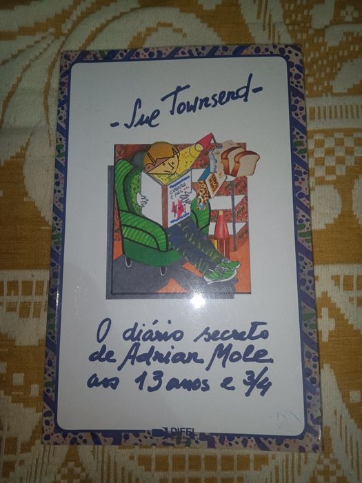 Livro "O diário secreto de Adrian Mole"