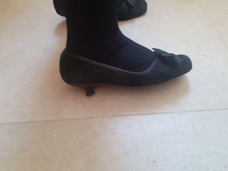 Sapatos pretos de camurça muito boa qualidade