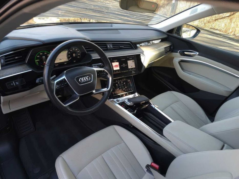 Audi Q8 e-tron quattro Premium Plus      2024