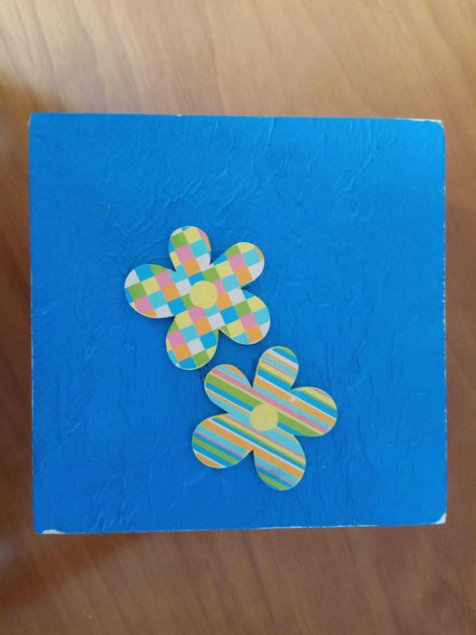 Caixa de madeira quadrada