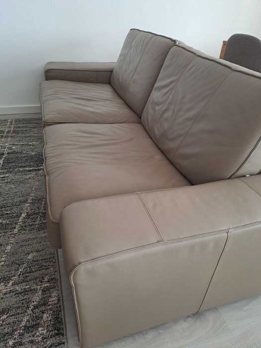 Sofá em pele modelo IKEA Kivik