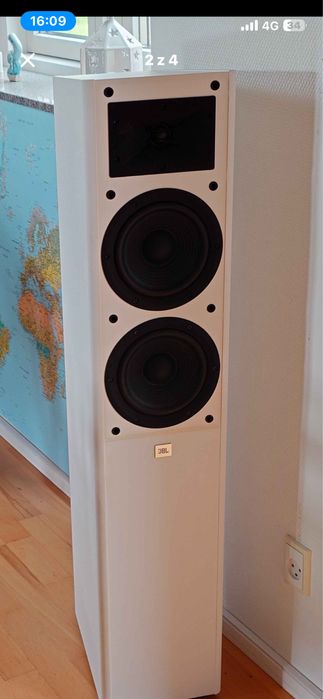 Kolumny  JBL Arena 180 w kolorze białym.