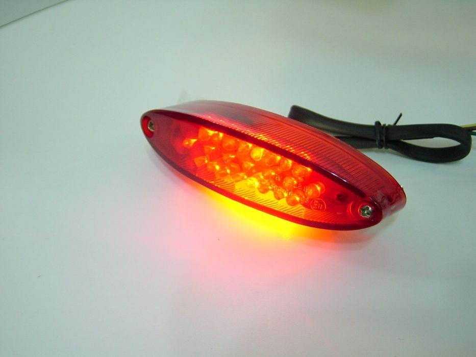 Farolins traseiros LED com luz de stop, presença e matrícula