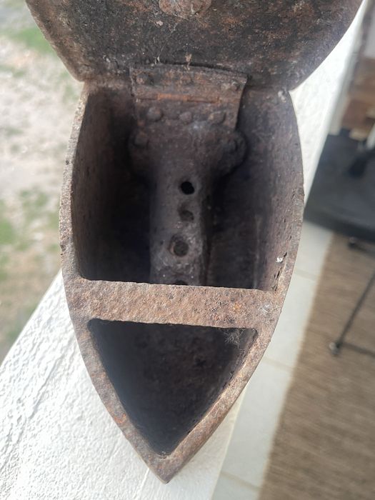 Ferro de Engomar Antigo a Carvão / Brasa – Modelo Raro com Chaminé