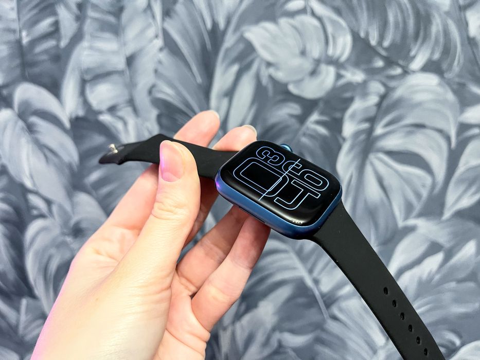 Apple Watch 7 (45 mm) шикарное состояние + ремешки! A2474