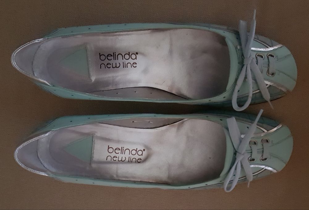 Sapatos azulados com salto da marca BELINDA