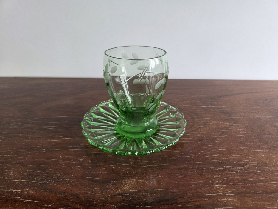 Copo e prato em vidro verde antigo