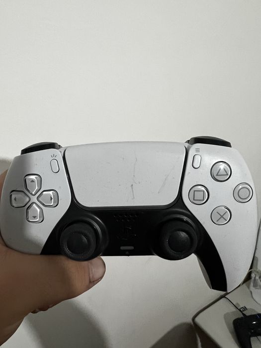Comando PS5 com marcas de uso