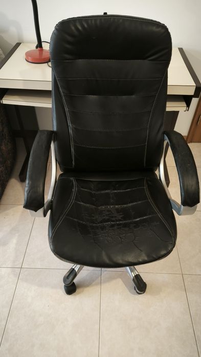 Cadeira de Escritório / Secretária Preta (Para Peças ou Uso Baixo)