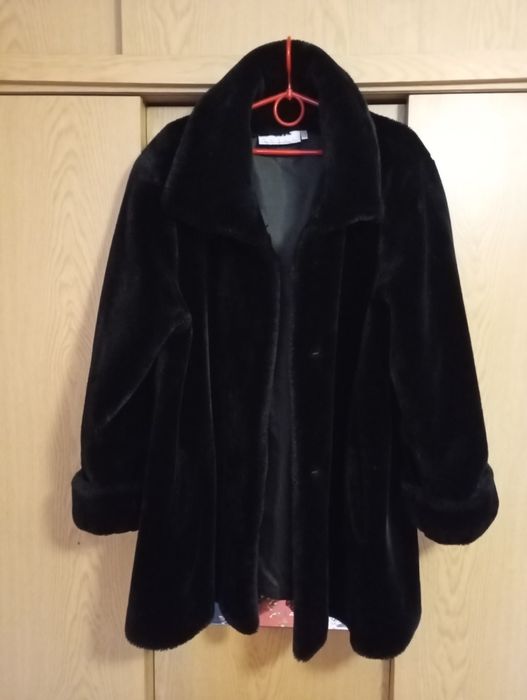 Шубка укорочена жіноча.