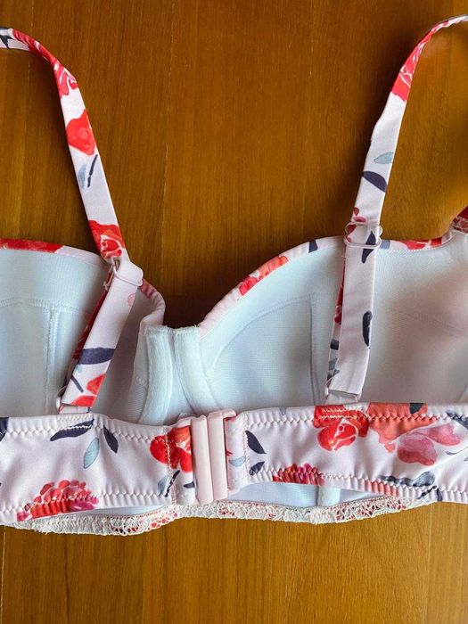 Bikini rosa e vermelho ás flores