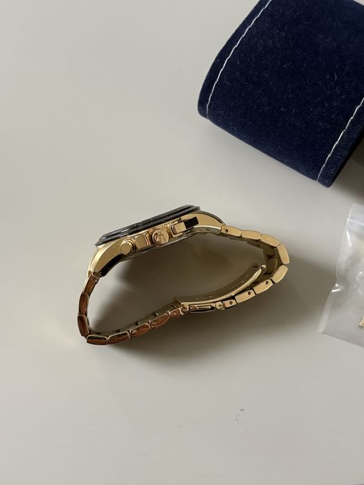 Relogio dourado maserati