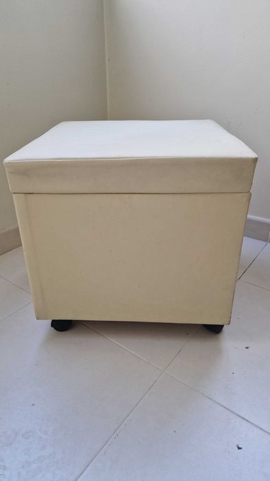 Puff com arrumação em pele beje e com rodas