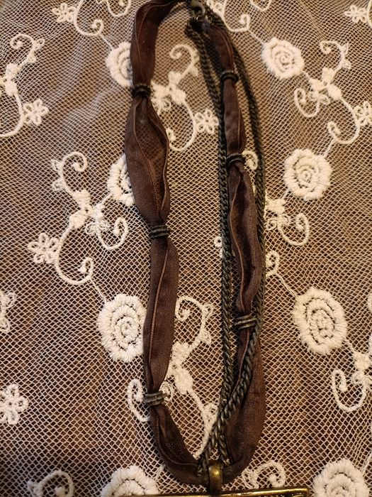 Colar castanho com medalhão