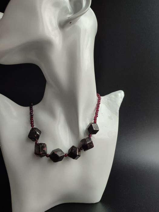 Бусы из натурального граната и гранатового стекла